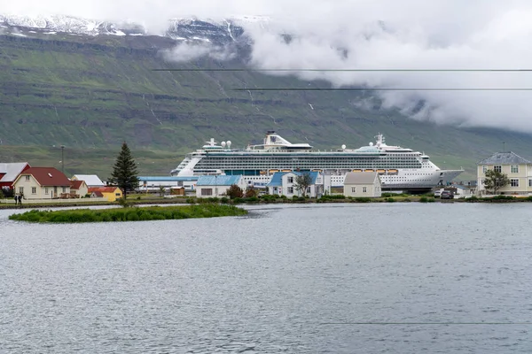 Seydisfjordur Islanti Heinäkuuta 2023 Royal Caribbean Jewel Seas Risteilyalus Satamassa — kuvapankkivalokuva