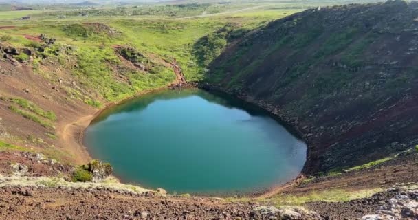 アイスランドのゴールデンサークルルートに沿って人気の火山湖観光名所ケリッドクレーター — ストック動画