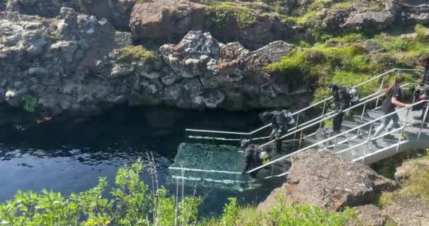 スティンビゼル国立公園 アイスランド 2023年7月9日 観光客は冷たい水に入るためのステップで2つのテクトニックプレートの間をシュノーケリングする準備をします — ストック動画