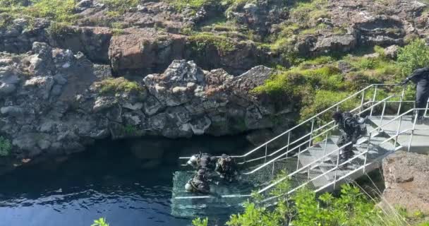 冰岛廷维尔利国家公园 2023年7月9日 游客们准备在两个板块之间的台阶上潜水 以进入冷水 — 图库视频影像