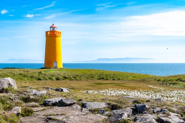 Holmsberg Lighthouse Uma Casa Luz Laranja Península Reykjanes Islândia — Fotografia de Stock