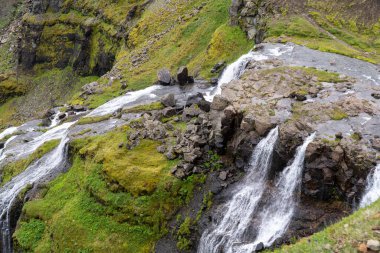 İzlanda 'daki Glymur Şelalesi' nin tepesinin manzarası kanyonun tepesinden