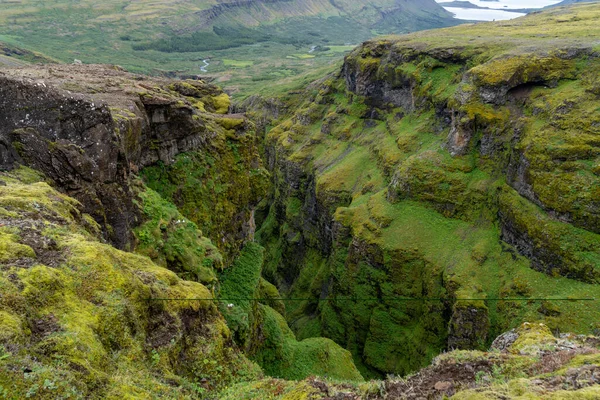 Красивый Мшистый Каньон Глимурском Водопаде Исландии — стоковое фото