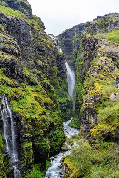 Gyönyörű Mohás Kanyon Glymur Vízesésnél Izlandon — Stock Fotó