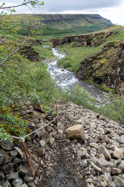 冰岛通往Glymur瀑布的陡峭石路 — 图库照片