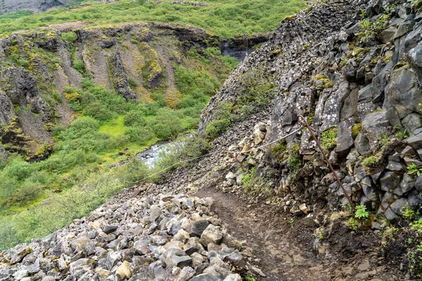 冰岛通往Glymur瀑布的陡峭石路 — 图库照片