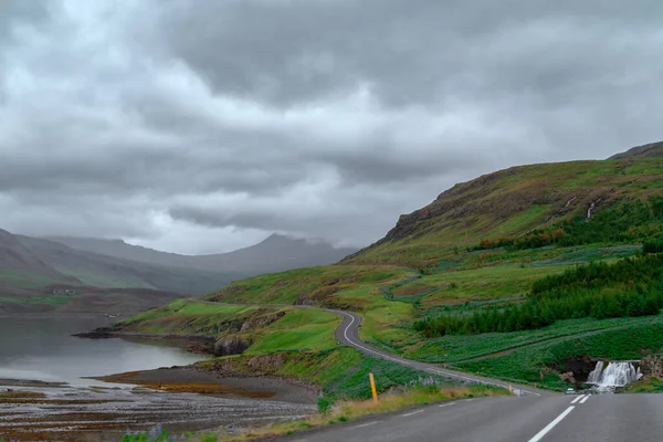 冰岛环路是一个阴沉沉的夏日 蜿蜒曲折的道路 — 图库照片