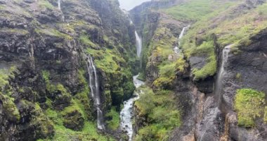 İzlanda 'daki Glymur Şelalesi, İzlanda' daki en yüksek ikinci şelale.