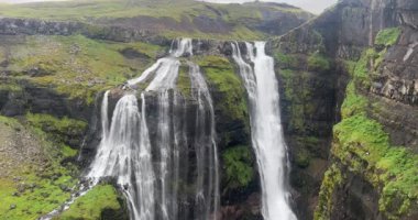 İzlanda 'daki Glymur Şelalesi, İzlanda' daki en yüksek ikinci şelale.