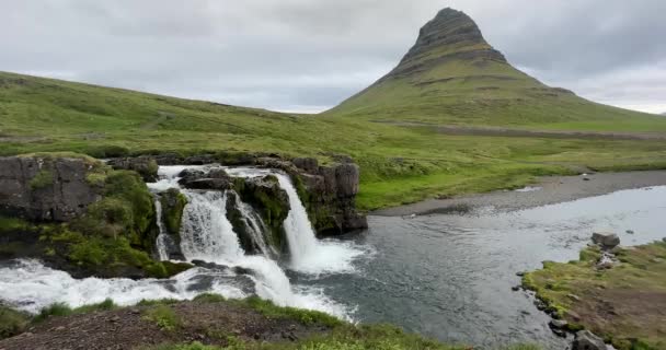 カークフェルスフェルスフォス滝とアイスランドのスナックフェルネス半島 — ストック動画