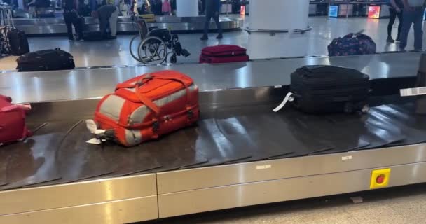アイスランドのケフラヴィク 2023年6月29日 スーツケースと荷物はアイスランドのKef国際空港の荷物クレームエリアを回ります — ストック動画