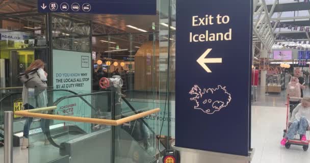アイスランドのケフラヴィク 2023年6月29日 国際到着のためのKef空港でアイスランドのサインに出て 税関とパスポートのコントロールに旅行者を導く — ストック動画