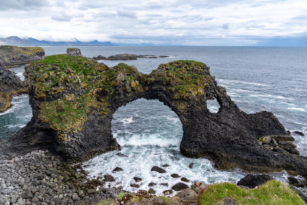 Удивительный каменная арка Gatklettur базальтовый рок на атлантическом побережье