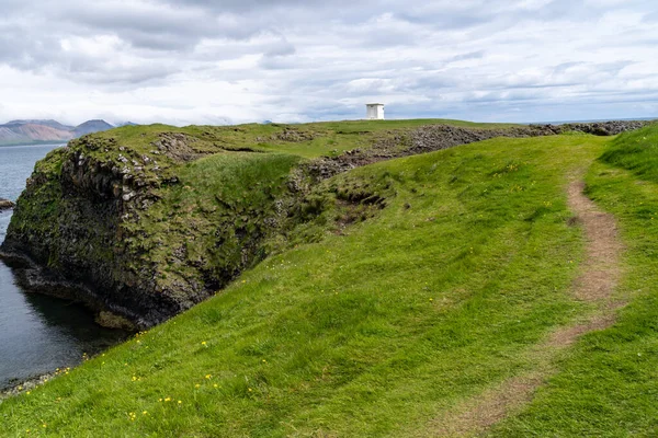 Μακρινή Άποψη Του Λευκού Φάρου Arnarstapi Στην Ισλανδία — Φωτογραφία Αρχείου