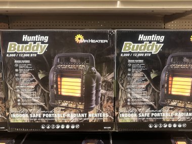 Brooklyn Park, Minnesota - 30 Temmuz 2023: Hunting Buddy Mr. Heater marka taşınabilir ısıtıcılar bir Fleet Farm mağazasında satışta.