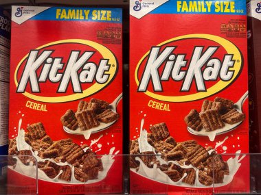 Plymouth, Minnesota - 30 Temmuz 2023: General Mills Kit Kat süpermarkette satılık mısır gevreği