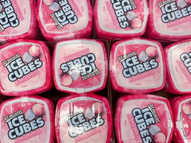 Plymouth, Minnesota - 30 Temmuz 2023: Buzkıran marka buz küpü sakızı bir süpermarkette satılık.