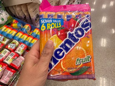 Plymouth, Minnesota - 30 Temmuz 2023: Bir Hedef Mağazası 'nda meyve aromalı naneli şeker paketi