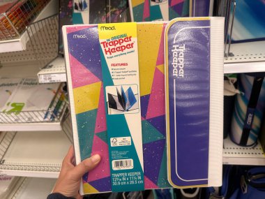 Plymouth, Minnesota - 30 Temmuz 2023: Hand, 1990 'ların tuzakçı portföy sistemini bir Target mağazasında satışta tutuyor