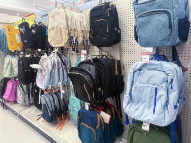 Plymouth, Minnesota - 30 Temmuz 2023: Gençler ve çocuklar için sırt çantalarının Target Store 'daki okula dönüş bölümünde sergilenmesi