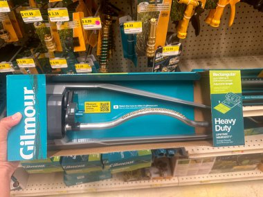 Yeni Umut, Minnesota - 14 Temmuz 2023 Gilmour marka bahçe fıskiyesi bir hırdavatçıda satılık.