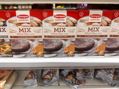 Reykjavik, İzlanda - 10 Temmuz 2023: İzlanda 'da bir bakkalda satılık Glütensiz beyaz un markası