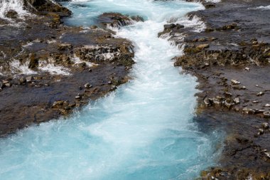 Yazın güneşli bir günde Bruarfoss şelalesi. Altın Çember boyunca İzlanda 'da çok güzel bir turkuaz su var. Kapat.