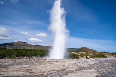 Strokkur geyiği patlaması, İzlanda 'nın Altın Çemberi' nde turistlerin izlediği ünlü bir gayzer patlaması