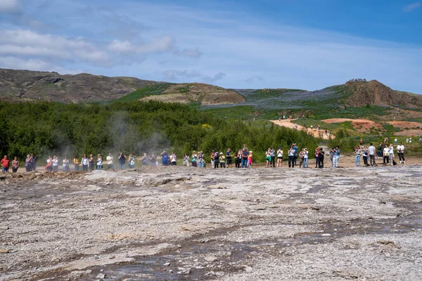 Strokkur, İzlanda - 9 Temmuz 2023: Turist kalabalığı, Altın Çember güzergahı boyunca Strokkur gayzerinin patlamasını bekliyor