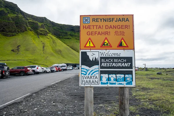 Vik Islandia Lipca 2023 Znak Przypominający Turystom Odwiedzającym Niebezpieczeństwach Fal — Zdjęcie stockowe