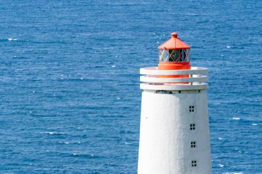 Skardsviti Deniz feneri bir uçurumun kenarında güneşli bir günde Hvammstangi, İzlanda yakınlarında