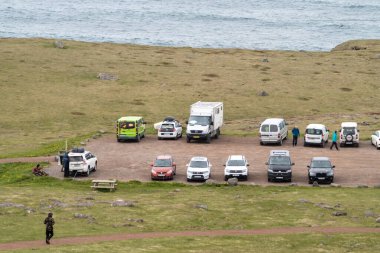 Latrabjarg, Westfjords, İzlanda - 3 Temmuz 2023: Latrabjarg 'da puffinlerin yer aldığı kuş uçurumlarını görmek için otoparkta arabalar