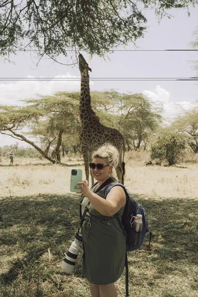 Jezioro Naivasha Turystka Chodzącym Safari Robi Sobie Selfie Dziką Żyrafą — Zdjęcie stockowe