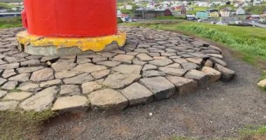 Snaefellsnes yarımadasında Stykisholmur İzlanda 'ya bakan bir uçurum üzerindeki Sugandisey Adası Feneri. Çalıştırılıyor. 
