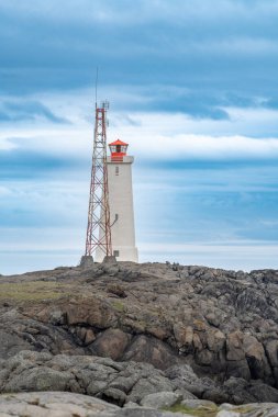 Stoksnes İzlanda 'da deniz feneri. Telekomünikasyon kulesi var. Etrafı kayalık sahil kayalıklarıyla çevrili.