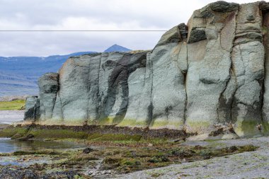 Blabjorg, aynı zamanda Green Rock olarak da bilinir, Doğu İzlanda 'da, çakıl taşı plajı ve manzarası ile tanınır.