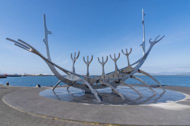 Reykjavik, İzlanda - 10 Temmuz 2023: Şehrin kıyı şeridi boyunca uzanan ünlü Güneş Voyager heykeli