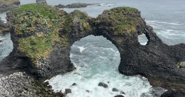 Incredibile Pietra Arco Gatklettur Basalto Roccia Sulla Costa Atlantica Arnarstapi — Video Stock