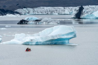 Vatnajokull, İzlanda - 7 Temmuz 2023: Turistler Fjallsarlon buzul gölünü görmek için buzdağı burcu tekne turlarına çıkıyorlar
