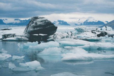 İzlanda 'daki Jokulsarlon Buzul Gölü' nde yüzen buzula yaklaş. Buz oluşumlarında doğal desenler gösteriyor.
