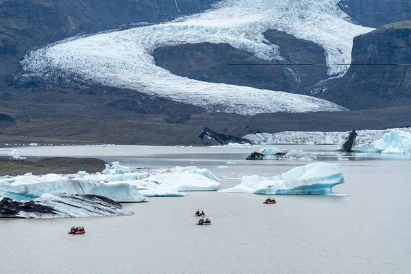アイスランドのバチカウル 2023年7月7日 観光客はフィヨルサロン氷河のラグーンを見るために氷山帯の黄道帯のボートツアーを残します — ストック写真
