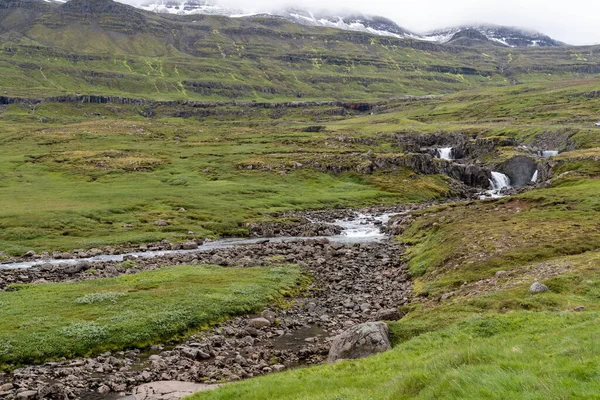 Gyönyörű Táj Vízesések Hegyek Izlandon Hegymászó Úton Egilsstadirból Seydisfjordurba — Stock Fotó