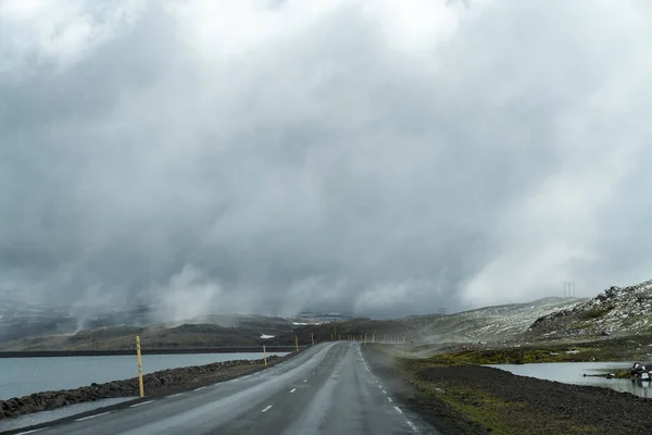 Чрезвычайно Туманные Облачные Арктические Влажные Скользкие Дорожные Условия Вдоль Высокогорного — стоковое фото