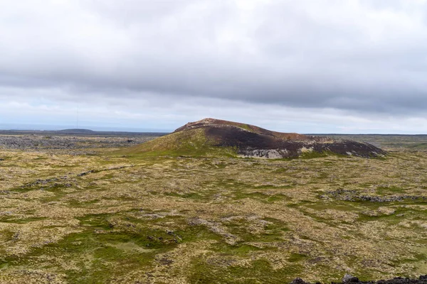 Ісландія Пейзаж Вулканічний Зелений Мох Видно Вершини Кратера Саксола — стокове фото
