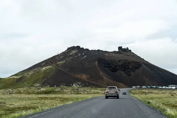 Saxholl Islandia Lipca 2023 Podróż Parking Słynnego Krateru Saxholl Popularnej — Zdjęcie stockowe