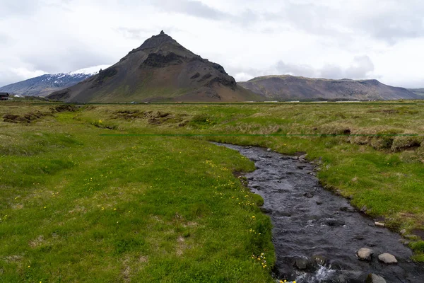 Arnarstapi冰岛 小村子里有一座山和一个悬崖的风景 — 图库照片