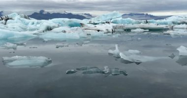 İzlanda 'da Jokulsarlon buzul gölü, mavi buz dağları, Avrupa' da soğuk manzara