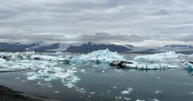 İzlanda 'da Jokulsarlon buzul gölü, mavi buz dağları, Avrupa' da soğuk manzara