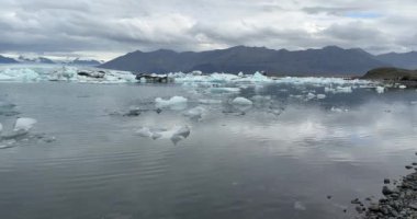 İzlanda 'da Jokulsarlon buzul gölü, mavi buz dağları, Avrupa' da soğuk manzara