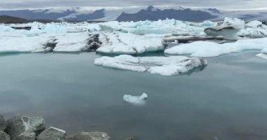 İzlanda 'da Jokulsarlon buzul gölü, mavi buz dağları, Avrupa' da soğuk manzara